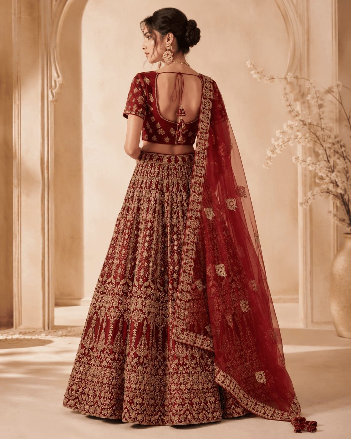 03-LOCATION-LEHENGA-CHOLI-ROUGE-OR-DOS-NU-BORDEAUX